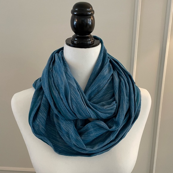 lululemon Vinyasa Scarf 🧣 - Picture 3 of 4